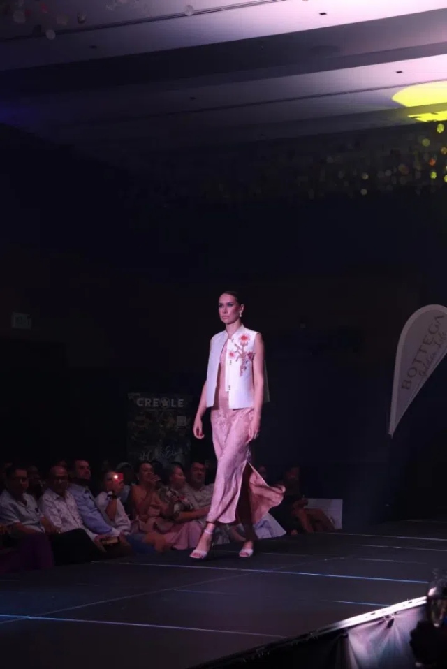 模特展示新中式禮服。顏李芳攝