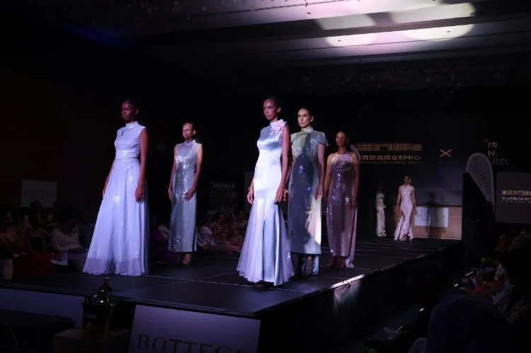 模特展示新中式禮服。顏李芳攝