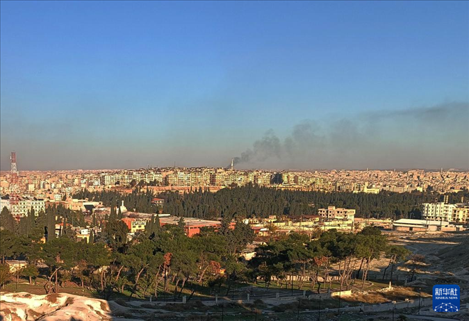 12月1日，敘利亞北部城市阿勒頗升起滾滾濃煙（手機(jī)照片）。新華社發(fā)