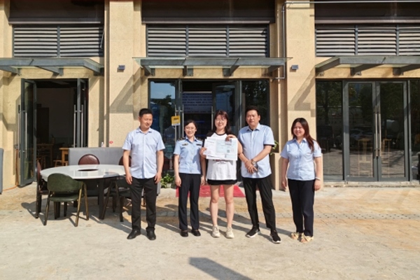 當(dāng)?shù)毓ぷ魅藛T上門(mén)為經(jīng)營(yíng)者送來(lái)了證件。蒼溪縣行政審批和數(shù)據(jù)局供圖