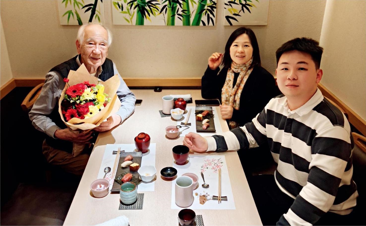 佐佐木俊一與彭林（中）、彭俊霖（右）在一起。