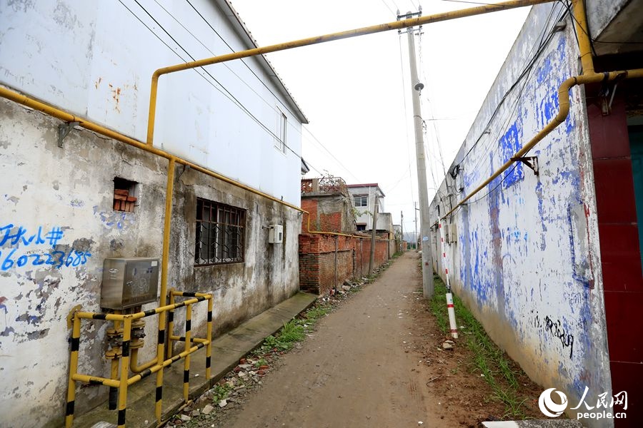 中燃公司在玉山鎮(zhèn)鋪設(shè)完工的燃?xì)夤芫W(wǎng)。人民網(wǎng)記者 慎志遠(yuǎn)攝