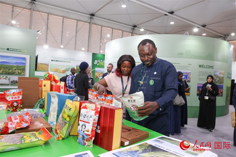 嘉賓了解中國館展示產(chǎn)品。人民網(wǎng)記者任皓宇攝