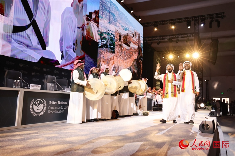 《聯(lián)合國防治荒漠化公約》第十六次締約方大會2日開幕。圖為開幕式表演。人民網(wǎng)記者任皓宇攝