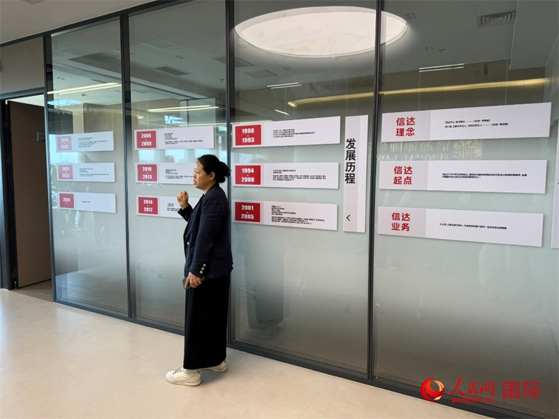 魏天慧律師在介紹廣東信達(dá)律師事務(wù)所。人民網(wǎng) 宋歌攝