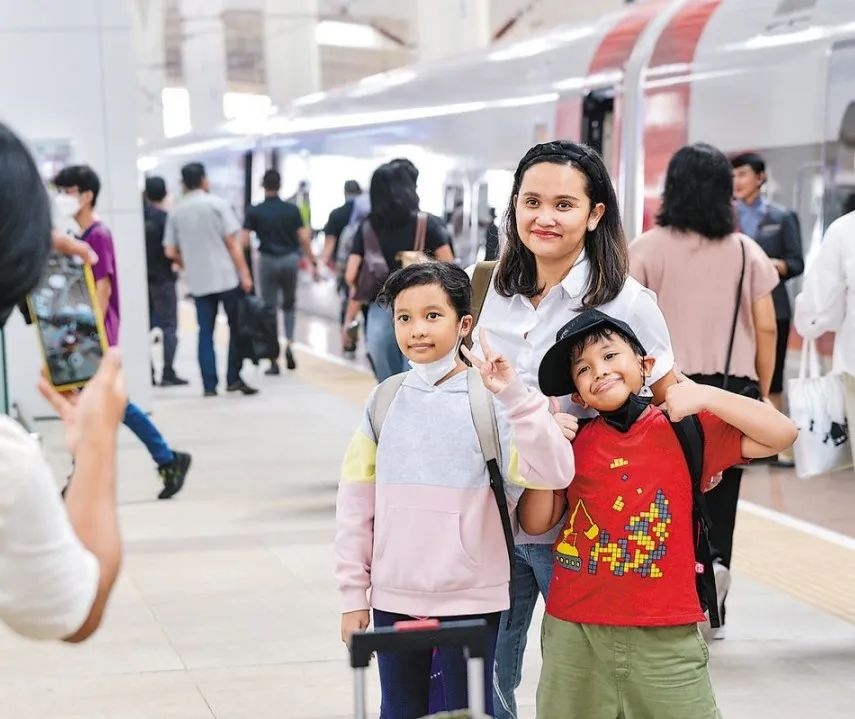 雅萬高鐵是我國在境外完成全過程勘察設(shè)計(jì)建設(shè)的首個(gè)高鐵項(xiàng)目，于去年10月17日正式開通運(yùn)營，是中印尼共建“一帶一路”合作的典范。圖為乘客在和雅萬高鐵動(dòng)車組合影留念。新華社記者 徐欽 攝