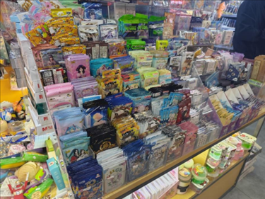 北京某文具店卡牌盲盒柜臺(tái)，未設(shè)相關(guān)提醒。人民網(wǎng)記者 黃鈺攝