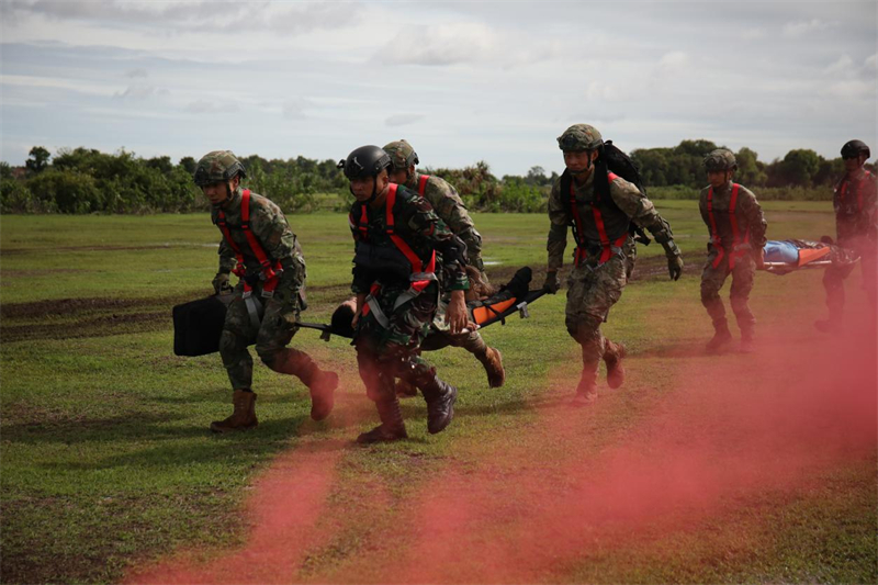 中印尼雙方空降兵隊員空降至指定地域后，迅速展開“傷病員”救治和轉(zhuǎn)移。段江山攝