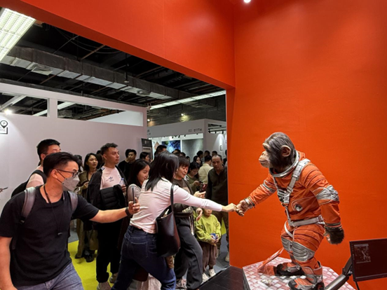 本土原創(chuàng)公司JIN ARTS帶領(lǐng)仿生機器人亮相廣州設(shè)計周11號館。（受訪者供圖）