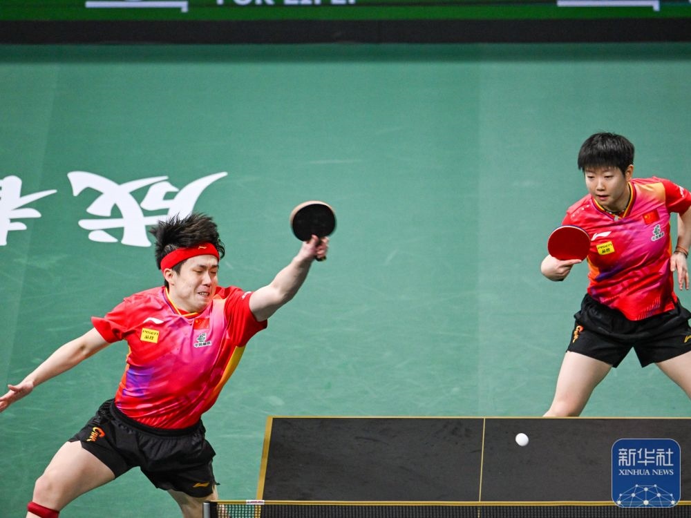 ↑中國隊組合王楚欽（左）/孫穎莎在混雙比賽中。新華社記者 王曦 攝