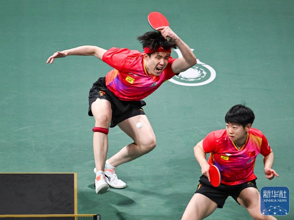 ↑中國隊組合王楚欽（左）/孫穎莎在混雙比賽中。新華社記者 王曦 攝