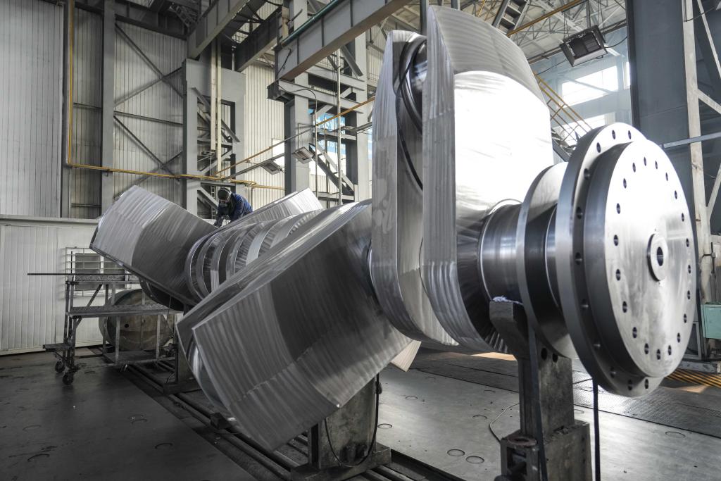 2024年1月11日，工人在大連華銳船用曲軸有限公司加工車間加工產(chǎn)品。新華社記者 潘昱龍 攝