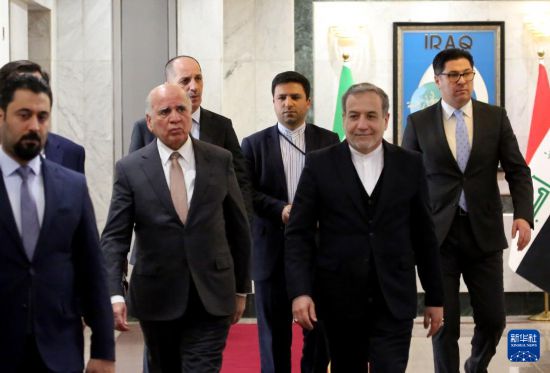 12月6日，伊拉克副總理兼外長(zhǎng)侯賽因（中左）在巴格達(dá)會(huì)見(jiàn)伊朗外長(zhǎng)阿拉格齊（中右）。新華社發(fā)（哈利勒·達(dá)伍德攝）