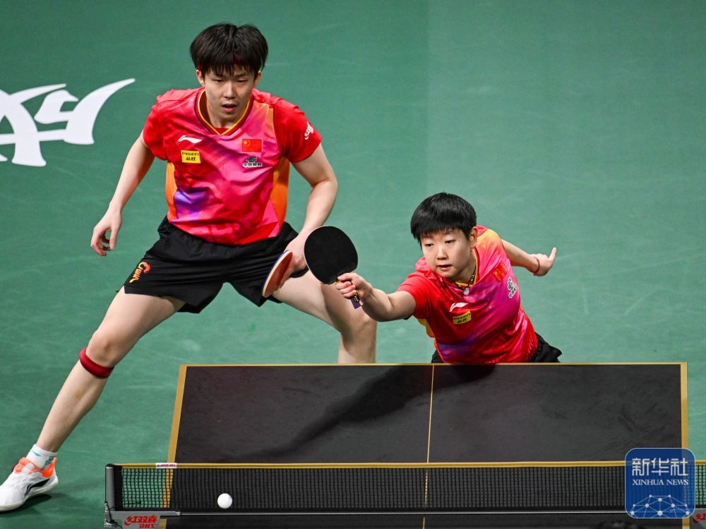 ↑中國隊組合王楚欽/孫穎莎（右）在混雙比賽中。新華社記者 王曦 攝
