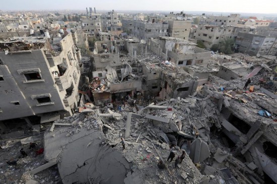 這是12月7日在加沙地帶中部努賽賴特難民營拍攝的遭以軍轟炸后的建筑廢墟。新華社發(fā)（里澤克·阿卜杜勒賈瓦德攝）