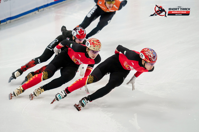 中國選手孫龍(右一)、劉少昂(右二)在比賽中。賽事組委會供圖