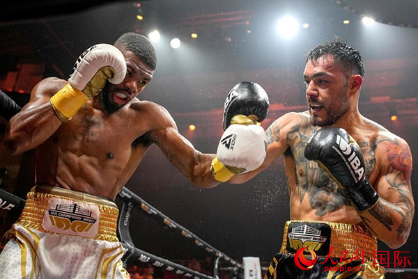 來自剛果民主共和國的帕特里克·穆卡拉（右）獲得了非洲80公斤級冠軍。人民網(wǎng) 塔里克·易卜拉欣攝