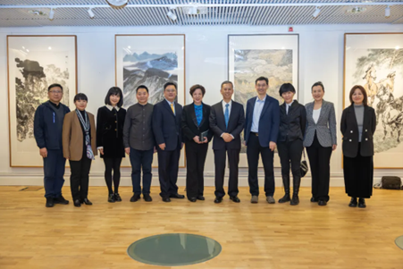 中國(guó)駐瑞典大使崔愛(ài)民與畫(huà)展主辦方人員合影。中國(guó)駐瑞典大使館供圖