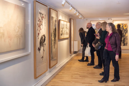 來(lái)賓參觀畫(huà)展。中國(guó)駐瑞典大使館供圖