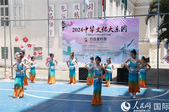 傣族舞蹈《金色的孔雀》以優(yōu)美的動作贏得觀眾喝彩。人民網記者 陳海琪攝