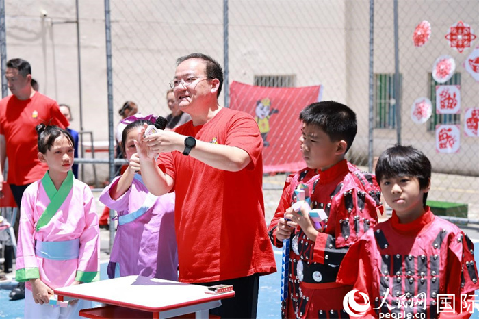 趣味數(shù)學節(jié)目以富有創(chuàng)意的數(shù)字游戲和魔尺變幻為亮點，激發(fā)了孩子們的數(shù)學思維與想象力。人民網記者 陳海琪攝