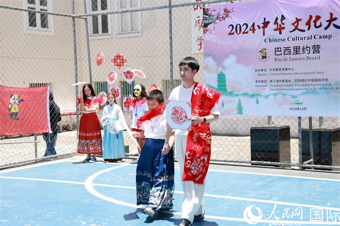 《SHOW美中華》通過國風服飾走秀，將傳統(tǒng)文化與現(xiàn)代創(chuàng)意完美結合。人民網記者 陳海琪攝