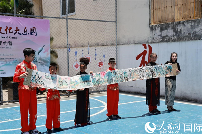 《一書一畫》展現(xiàn)了小營員們的繪畫技巧。人民網記者 陳海琪攝