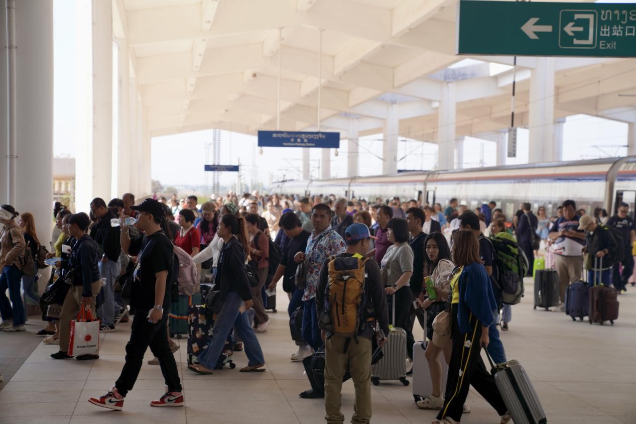 在中老鐵路萬(wàn)象站，客運(yùn)列車抵達(dá)后旅客出站。老中鐵路有限公司供圖