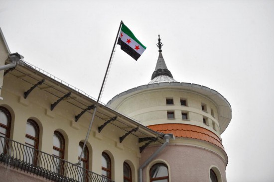 12月9日，在俄羅斯首都莫斯科，敘利亞駐俄羅斯使館升起代表敘利亞反對派的旗幟。新華社發(fā)（亞歷山大攝）