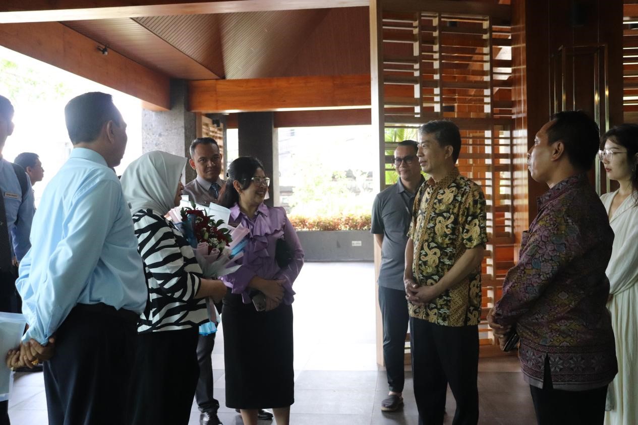 馬蒂尼與師生交流。烏達(dá)雅納大學(xué)旅游孔子學(xué)院供圖