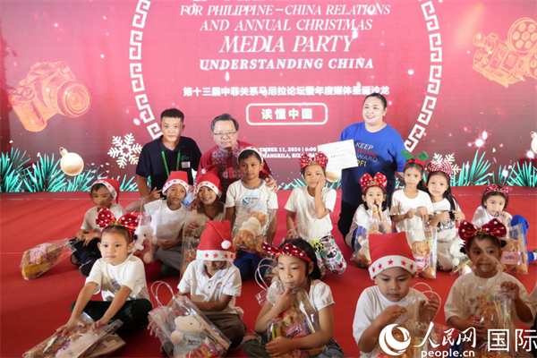 中國駐菲律賓大使黃溪連向馬尼拉帕科區(qū)孤兒贈送圣誕和新年禮物。人民網(wǎng)記者 樊帆攝