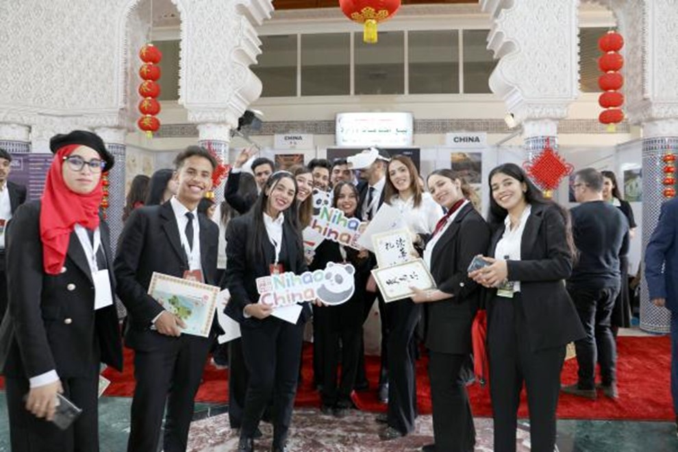 當(dāng)?shù)孛癖娛殖帧澳愫?！中國”手牌合影。拉巴特中國文化中心供圖