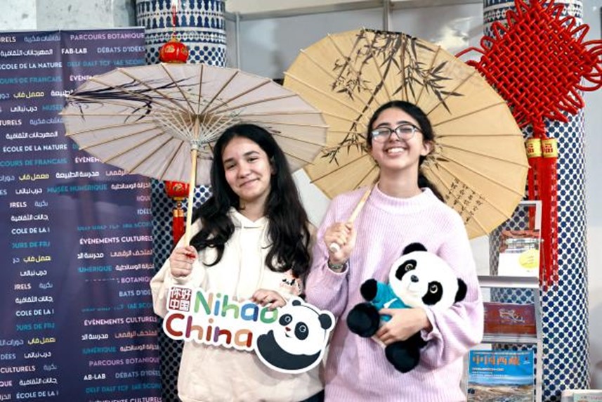 兩名女孩在合影。拉巴特中國文化中心供圖