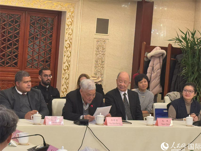 老一輩赴古留學(xué)生代表徐世澄在座談會(huì)上發(fā)言。人民網(wǎng)記者 趙健攝