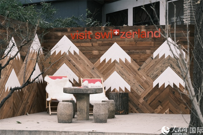 瑞士小木屋一隅，靜謐中散發(fā)出阿爾卑斯的冬日溫情。人民網(wǎng) 實(shí)習(xí)生黃睿攝