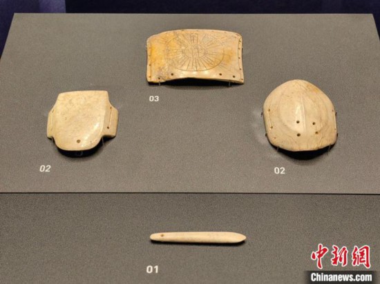 12月14日，“文明先鋒—凌家灘文化玉器展”在故宮博物院文華殿開幕。圖為展覽現(xiàn)場的玉龜、玉版和玉簽。 中新社記者 應(yīng)妮 攝