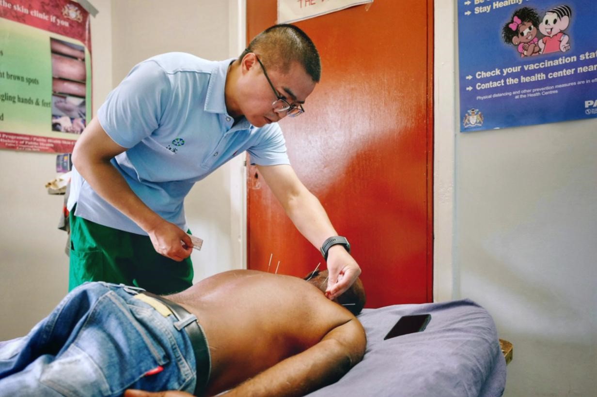 第20期中國（江蘇）援圭亞那醫(yī)療隊(duì)在圭偏遠(yuǎn)的林登高速社區(qū)開展義診。中國援圭醫(yī)療隊(duì)供圖