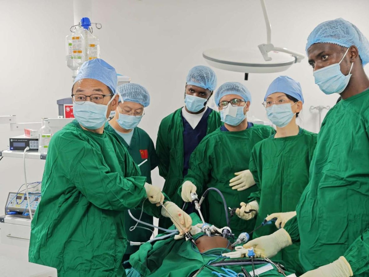 中外醫(yī)師合作進(jìn)行腹腔鏡手術(shù)。中國援桑醫(yī)療隊(duì)供圖