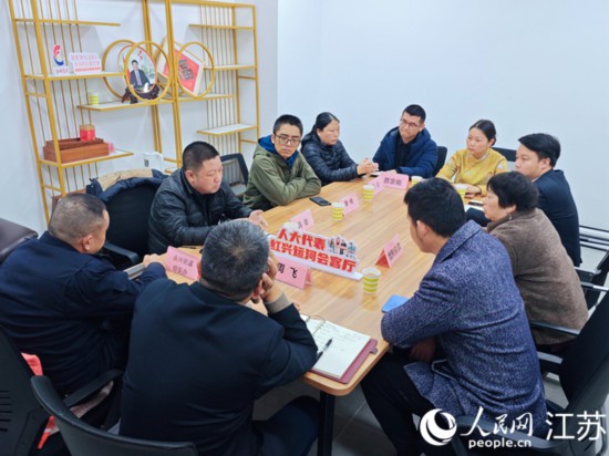 “紅興會客廳”，一場助企紓困協(xié)調會正在進行。人民網(wǎng) 徐晨曦攝