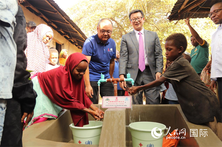 安全供水工程揭牌儀式現(xiàn)場。施亮攝