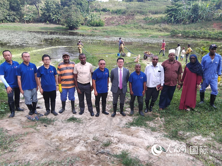 滅螺現(xiàn)場。施亮攝