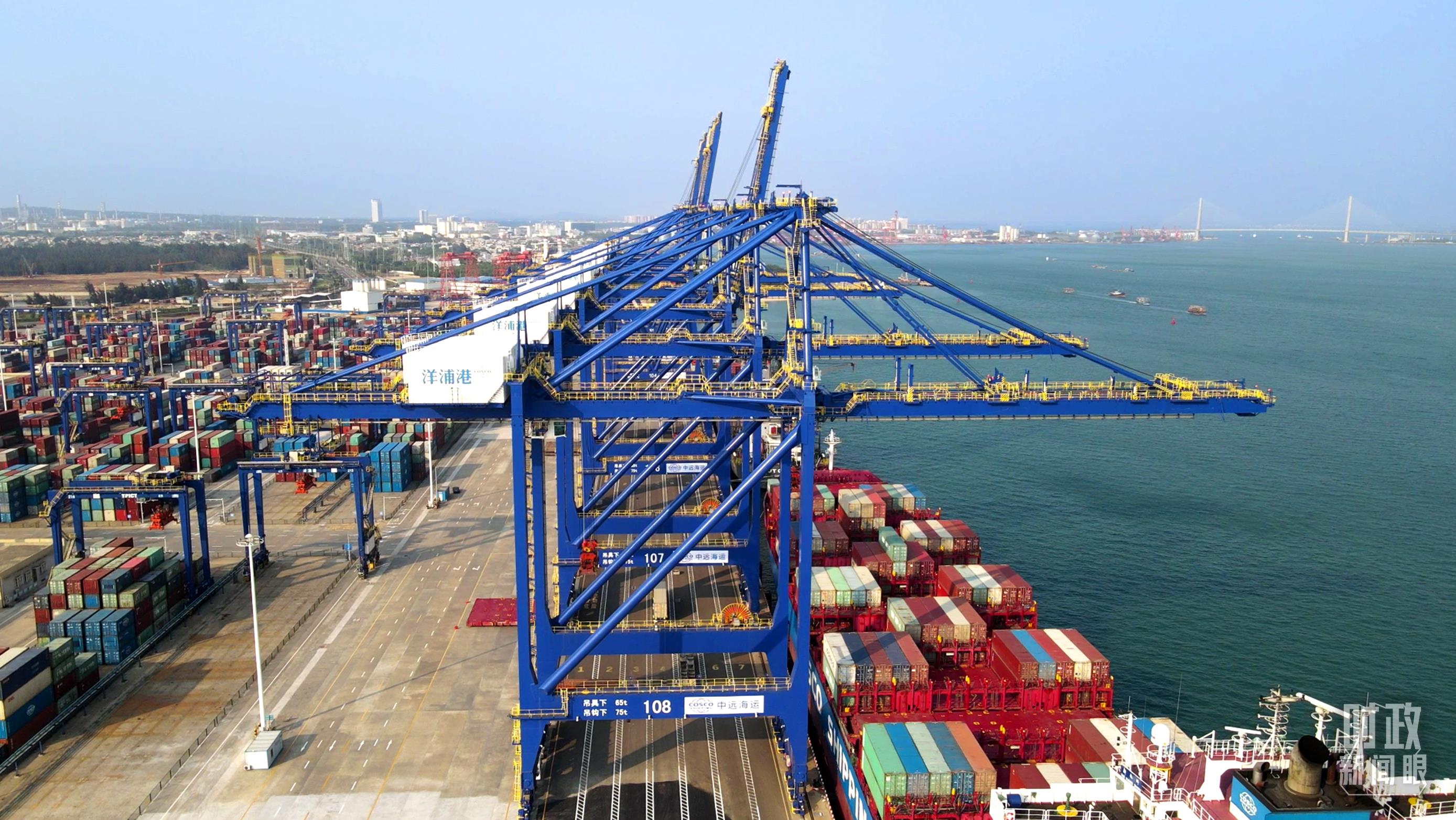 海南洋浦國際集裝箱碼頭小鏟灘港區(qū)。（總臺央視記者彭漢明拍攝）