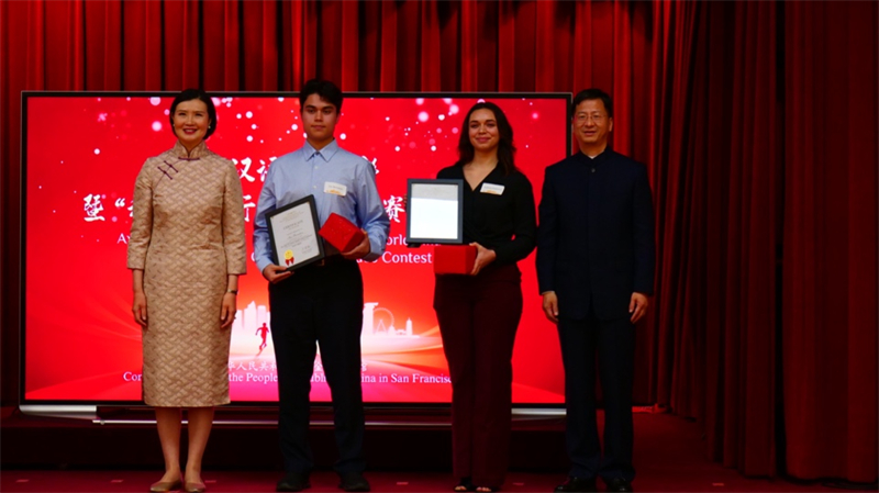 駐舊金山總領(lǐng)事張建敏及其夫人鄭心為選手頒獎。李鑫江攝