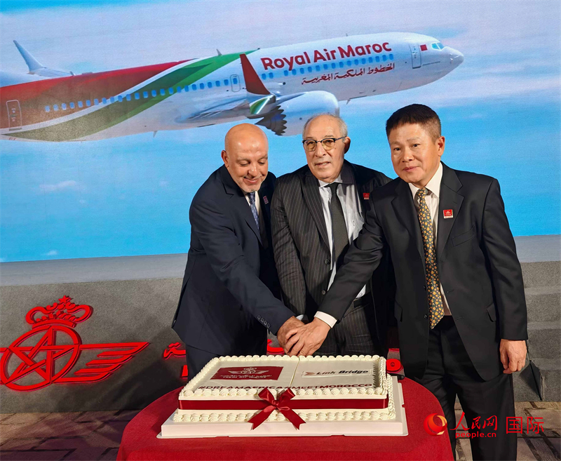 中摩雙方嘉賓共同切蛋糕，慶祝兩國直飛復(fù)航。人民網(wǎng)記者 李琰攝