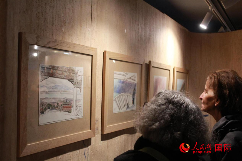 法國觀眾在欣賞展品。人民網(wǎng)記者 尚凱元攝