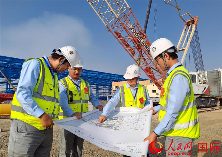 管理團(tuán)隊(duì)現(xiàn)場(chǎng)查看項(xiàng)目進(jìn)展。人民網(wǎng)記者 管克江攝