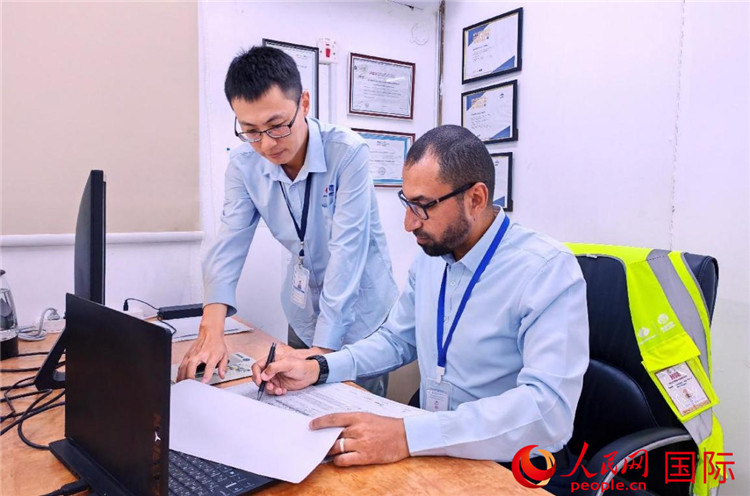 中外員工共同跟進(jìn)項(xiàng)目進(jìn)展。人民網(wǎng)記者 管克江攝