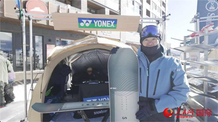 大塚幸博向記者展示滑雪板。人民網(wǎng)記者 袁蒙攝