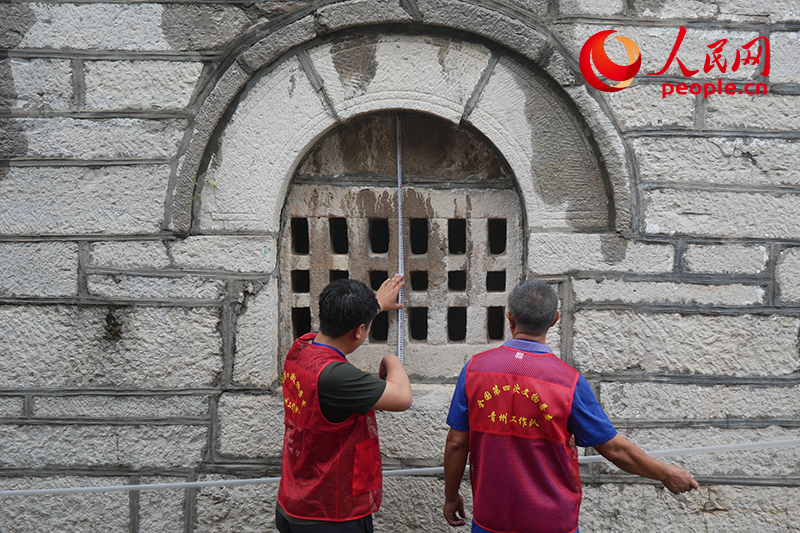 9月14日，山東青州，文物普查隊員正在實地調查。人民網記者 韋衍行攝