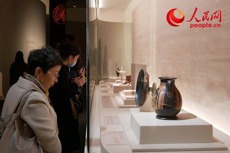 11月13日，觀眾正在國博參觀“美的多元——古希臘的藝術與生活”展。人民網記者 韋衍行攝